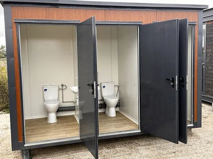 Contenedor sanitario tipo pabellón con 3 cabinas independientes