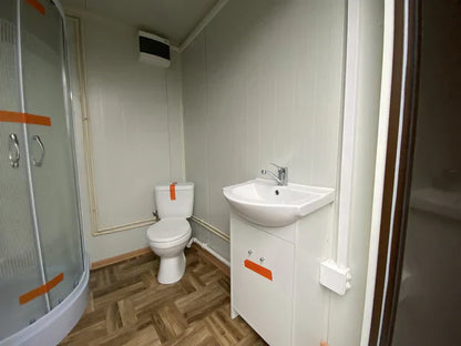Contenedor sanitario en diseño de madera con depósito de residuos