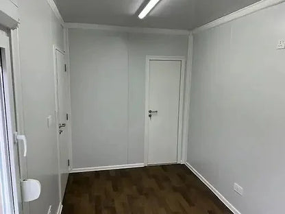 Contenedor de oficina con baño y almacenamiento